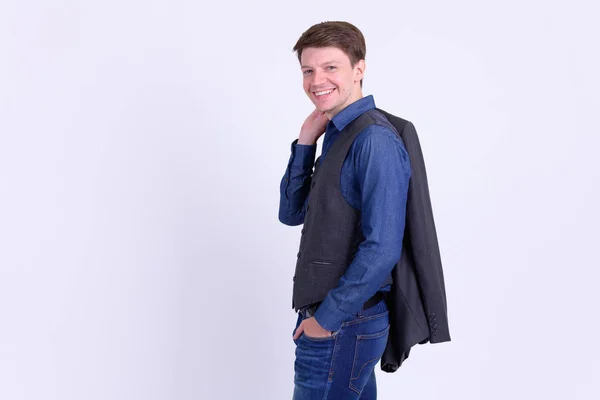 Boldog fiatal csinos üzletember öltöny szállító kabát vállra — Stock Fotó