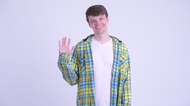 Boldog fiatal csinos férfi integetett kézzel — Stock videók