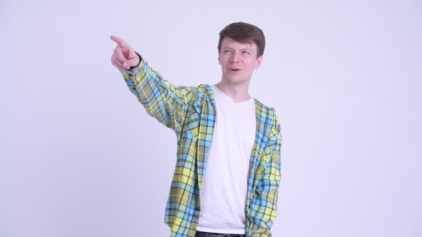 Glücklicher junger gutaussehender Mann denkt und zeigt mit dem Finger — Stockvideo