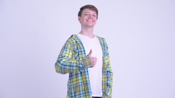 親指を与える幸せな若いハンサムな男 — ストック動画