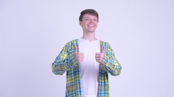 Boldog fiatal csinos férfi, amely remek, és keresi izgatott — Stock videók