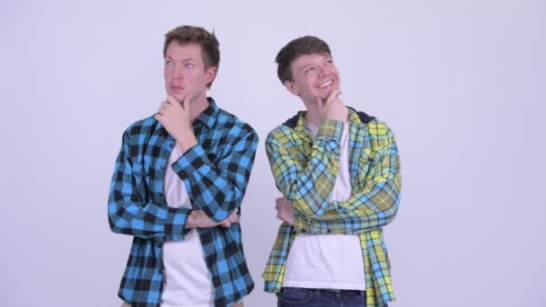 İki mutlu genç yakışıklı erkekler birlikte düşünme — Stok video