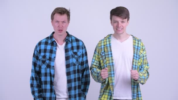 Twee gestresste jongemannen krijgen slecht nieuws bij elkaar — Stockvideo