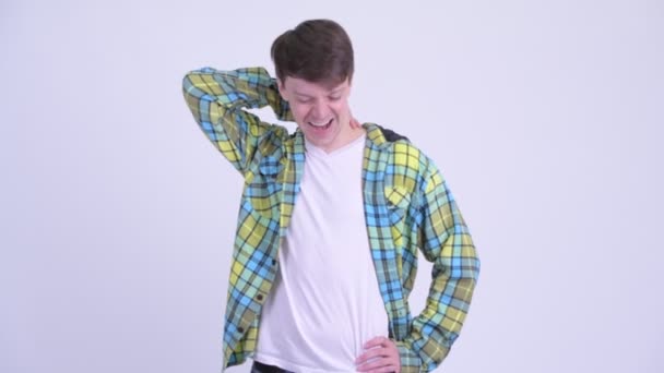 Gestresster junger Mann mit Nackenschmerzen — Stockvideo
