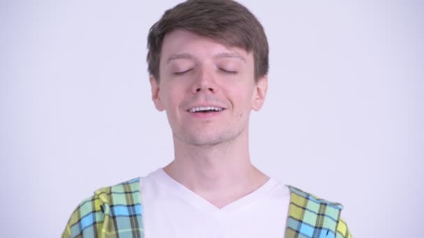 Обличчя щасливого молодого красивого чоловіка, що розслабляється з закритими очима — стокове відео