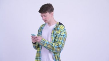 Telefon kullanırken düşünerek mutlu yakışıklı delikanlı