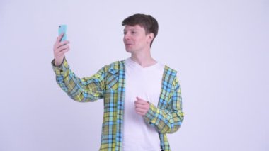 Mutlu genç yakışıklı adam telefon ile görüntülü arama
