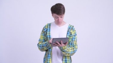 Dijital tablet kullanırken mutlu genç yakışıklı adam düşünme