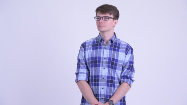 Jovem feliz hipster bonito homem acenando mão — Vídeo de Stock