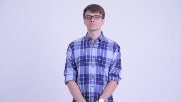 Boldog fiatal, jóképű hipszter férfi integet. — Stock videók