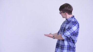 Mutlu genç hipster adam arka bir şey gösteren