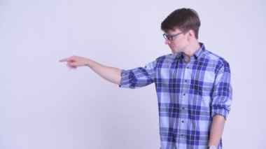 Mutlu genç hipster adam bir şey dokunmadan ve şaşırmış görünümlü