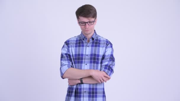 Zdůrazňoval mladého hipstera, jak se během čekání nudí — Stock video