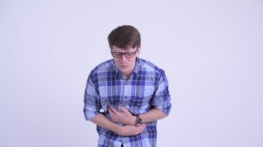 Stresli genç hipster adam mide ağrısı olan