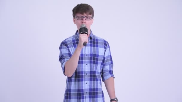 Joyeux jeune homme hipster beau chantant avec microphone — Video