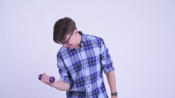 Junger Hipster-Mann übt mit Hanteln als witziges Konzept — Stockvideo