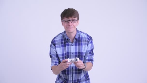 ゲームをプレイする幸せな若いハンサムなヒップスターの男 — ストック動画