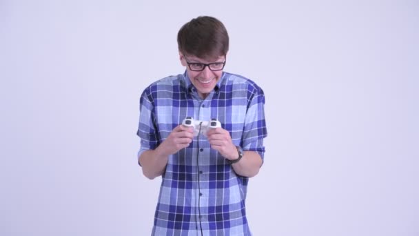 Boldog fiatal csípő ember játszik játékok és nyerő — Stock videók