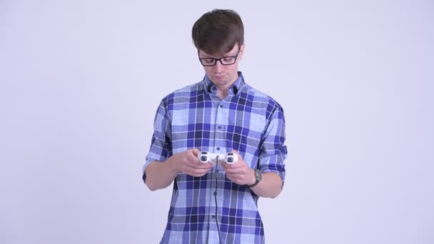 Fatigué jeune homme hipster jouer à des jeux et s'endormir — Video