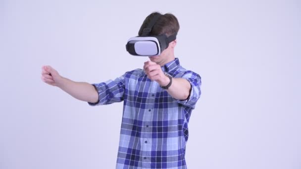 Jonge knappe hipster man met behulp van virtual reality headset — Stockvideo