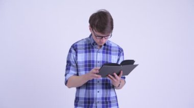 Mutlu genç yakışıklı hipster adam gözlük ile kitap okuma