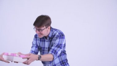 Stresli genç hipster adam şaka olarak boş hediye kutusu açılması