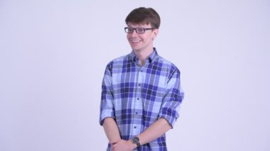 Mutlu genç yakışıklı hipster adam hediye kutusu veren