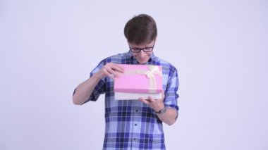 Mutlu genç hipster adam açılış hediye kutusu ve sürpriz görünümlü