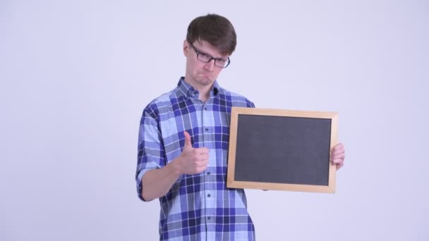 Lycklig ung hipster man håller Blackboard och ger tummen upp — Stockvideo