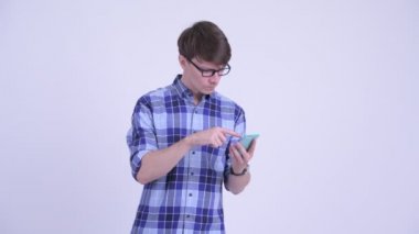 Mutlu genç hipster adam telefon kullanarak ve iyi haber alma