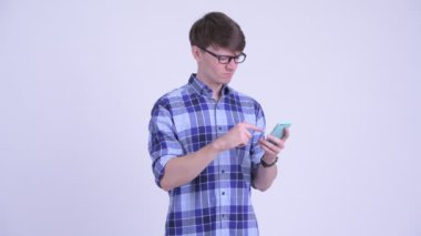 Stresli genç hipster adam telefon kullanarak ve kötü haber alıyorum