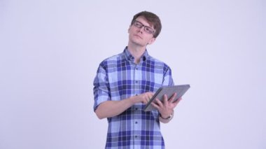 Dijital tablet kullanırken mutlu genç yakışıklı hipster adam düşünme