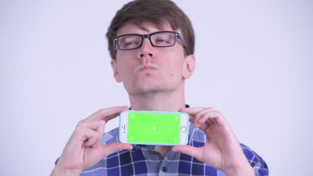 Πρόσωπο του ευτυχισμένο νεαρό χίπστερ άνθρωπος σκέψης ενώ δείχνει το τηλέφωνο — Αρχείο Βίντεο