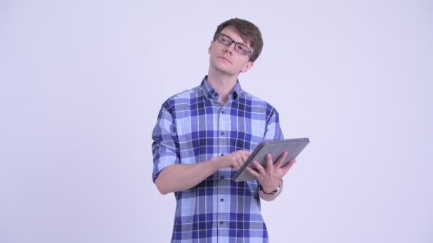 Boldog fiatal jóképű csípő ember gondolkodó rövid idő használ digitális tabletta — Stock videók