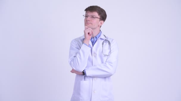 Veselý mladý fešák doktor myslí — Stock video