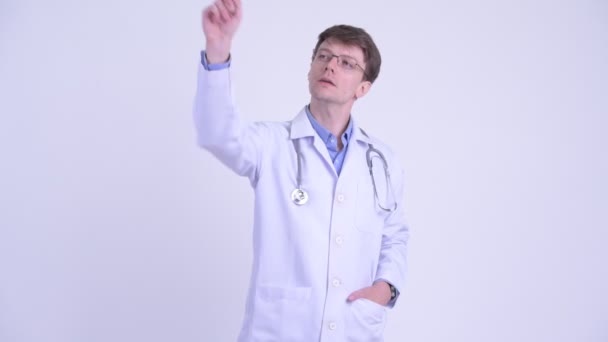 Šťastný mladý fešák doktor ukazující prstem — Stock video