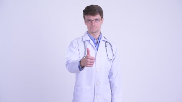 Ευτυχισμένος νέος όμορφος άντρας γιατρός δίνοντας τους αντίχειρες επάνω — Αρχείο Βίντεο