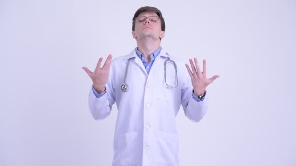 Счастливый молодой красивый мужчина врач расслабляется с закрытыми глазами — стоковое видео
