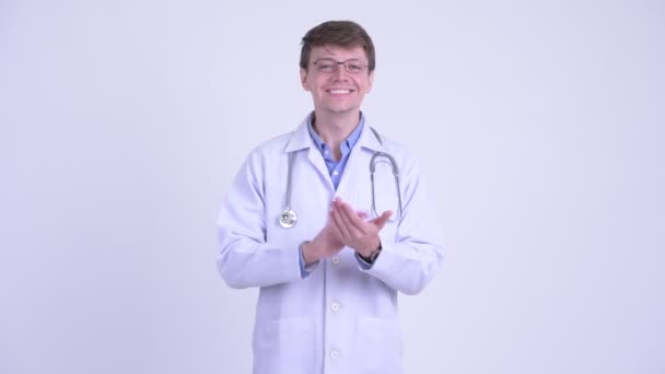 Joyeux jeune homme beau docteur applaudissements mains — Video