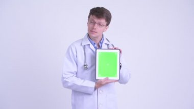 Mutlu genç adam doktor dijital tablet gösterirken konuşuyor