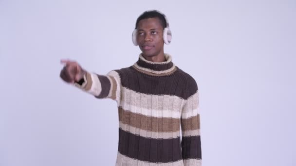 Νεαρός ευτυχισμένος Αφρικανός που δείχνει το δάχτυλο έτοιμος για το χειμώνα — Αρχείο Βίντεο