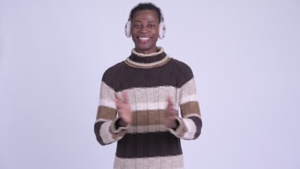 Joven hombre africano feliz aplaudiendo las manos listo para el invierno — Vídeos de Stock