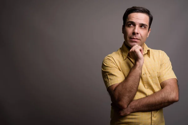 Retrato del hombre persa guapo sobre fondo gris — Foto de Stock