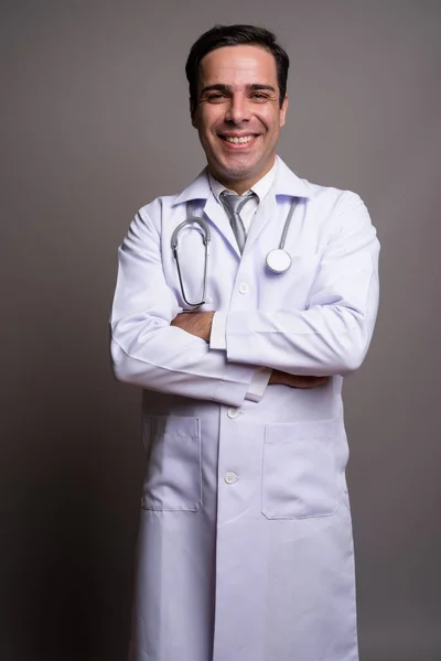 Bel homme persan médecin sur fond gris — Photo