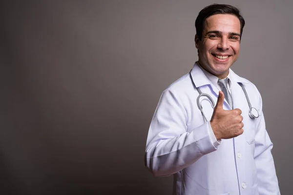Jóképű perzsa férfi orvos szürke háttér — Stock Fotó
