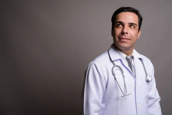 Красивий Перська людина лікар проти сірого фону — стокове фото
