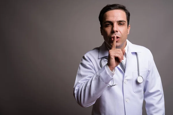 Stilig persisk man läkare mot grå bakgrund — Stockfoto