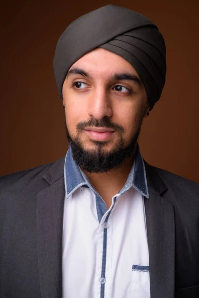 Jonge bebaarde Indiase Sikh zakenman draagt tulband tegen bro — Stockfoto