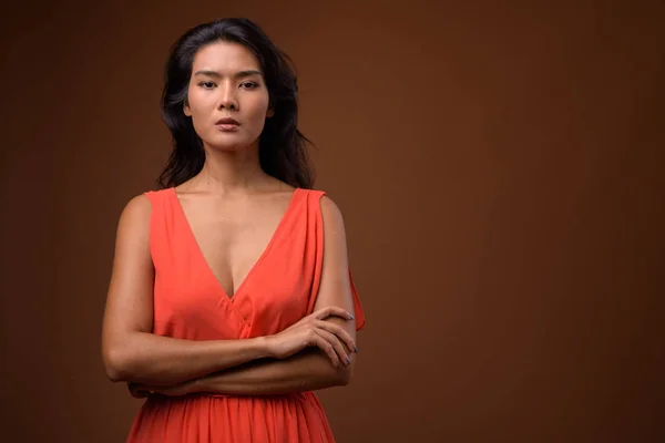 Estudio disparo de hermosa mujer asiática sobre fondo marrón —  Fotos de Stock