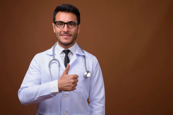 Kahverengi geçmişi olan yakışıklı İspanyol bir doktor. — Stok fotoğraf